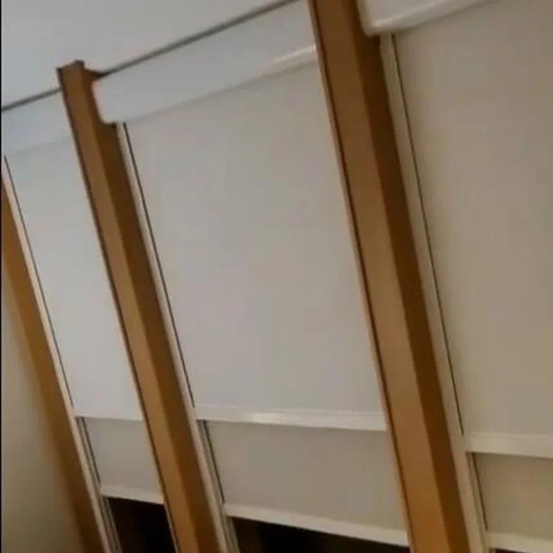 Vue de côté montrant l'installation au plafond du store