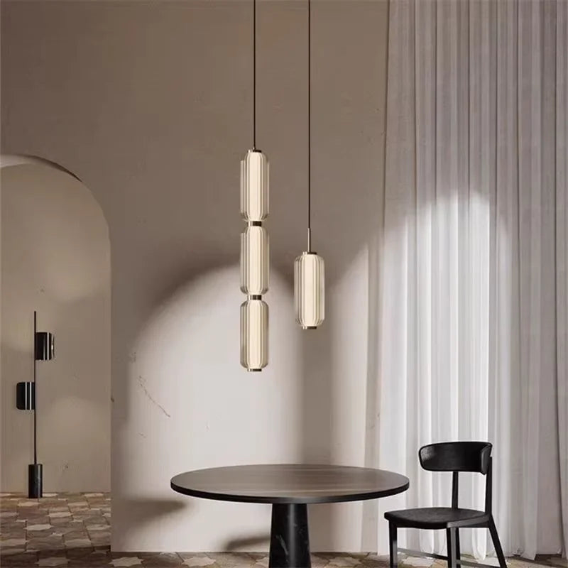 suspension lumineuse moderne minimaliste blanc doré transparente câble noir chambre salonhôtel