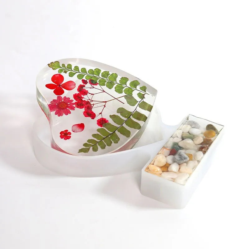 Décoration de table romantique avec cadre cœur personnalisé