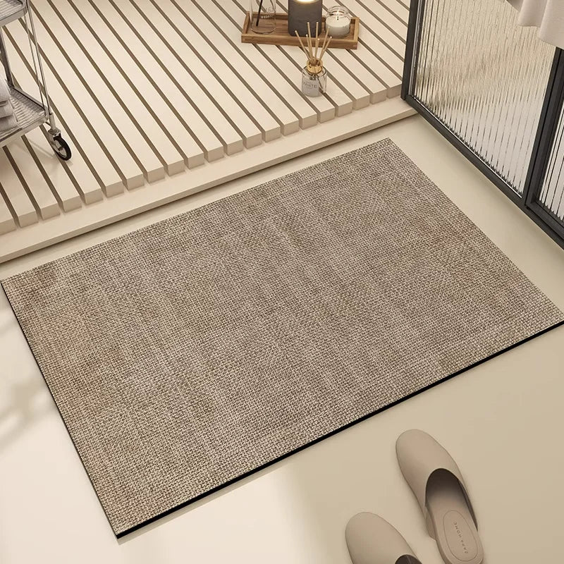 Tapis gris motif tissé posé sur un sol en bois clair, accompagné de chaussures beiges, créant une ambiance chaleureuse et harmonieuse.