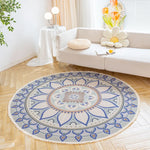 Ce tapis rond en motif mandala aux couleurs douces et zen apporte une note de calme et de sérénité à cet espace de détente.
