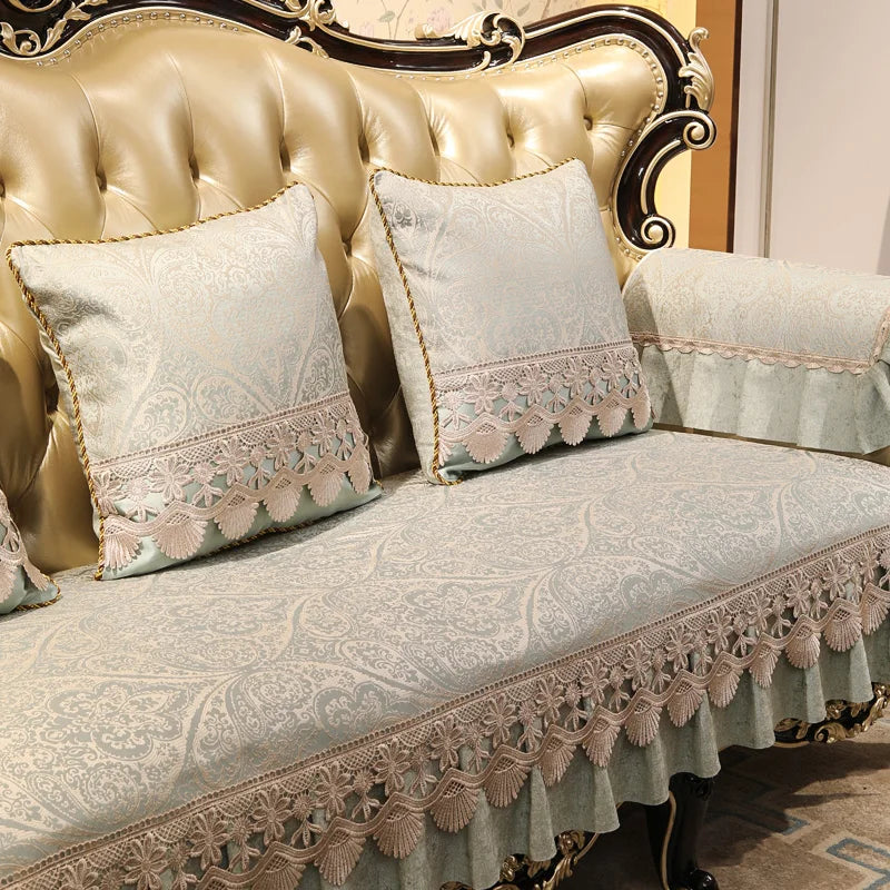 Élégant canapé en cuir doré avec des coussins décoratifs ornés de motifs floraux et de franges délicates, offrant un style d'ameublement luxueux et sophistiqué.