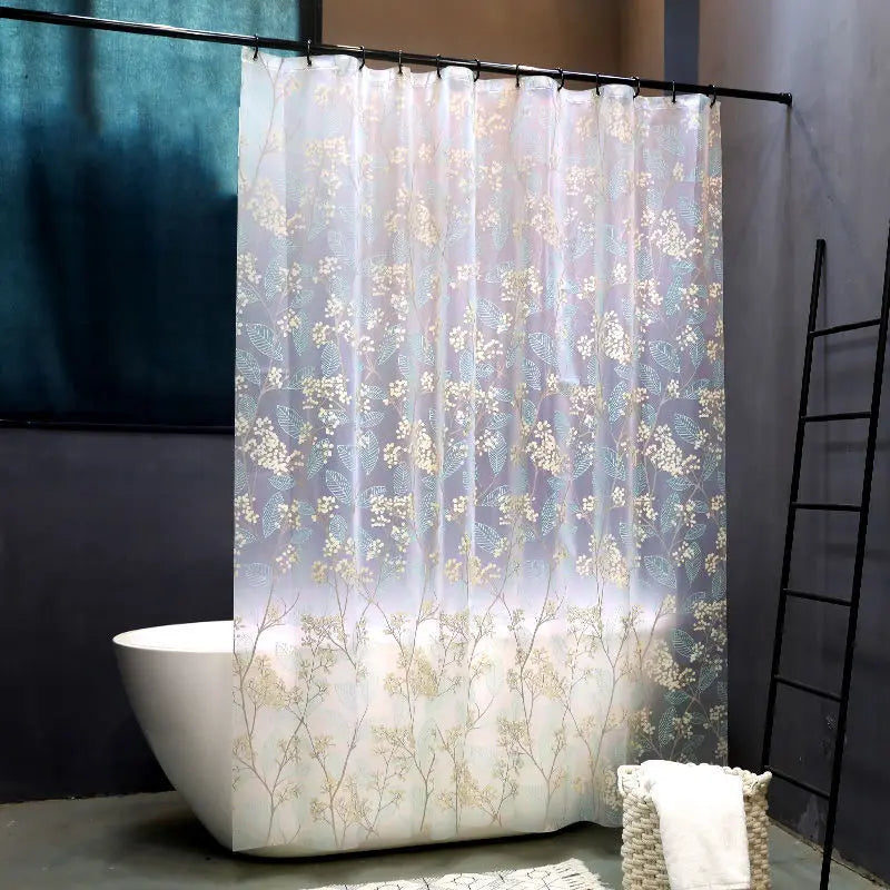 Rideau de douche transparent à motif floral doré, suspendu sur une barre de douche noire au-dessus d'une baignoire blanche. Apporte une touche élégante et raffinée à la salle de bain.