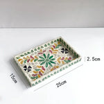 assiettes plates mosaïque multicolore artisanal rangement blanc vert bleu noir rouge triangles