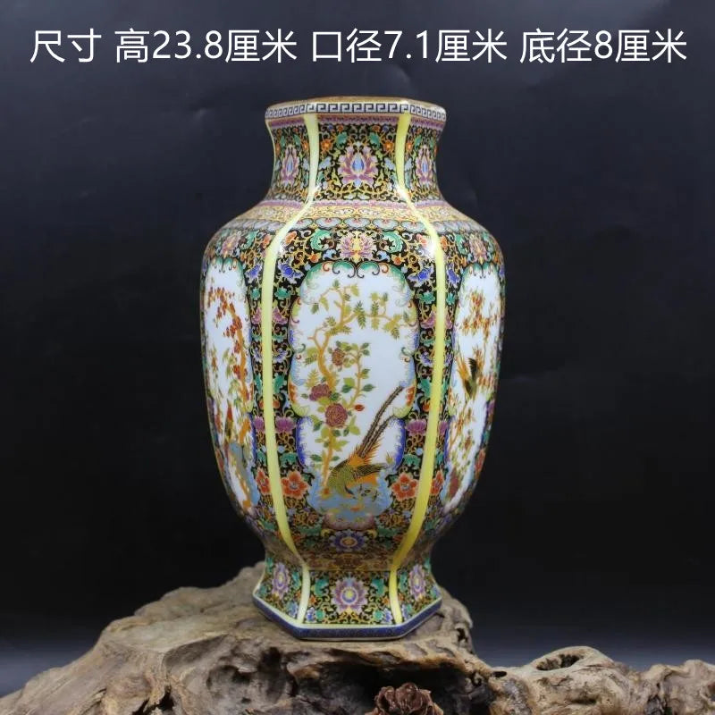 Vase décoratif en porcelaine avec un motif floral coloré et un oiseau.