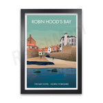 Un paysage pittoresque de la baie de Robin Hood, dans le Nord de l'Yorkshire, avec des maisons aux couleurs vives et un reflet des bâtiments dans l'eau calme.
