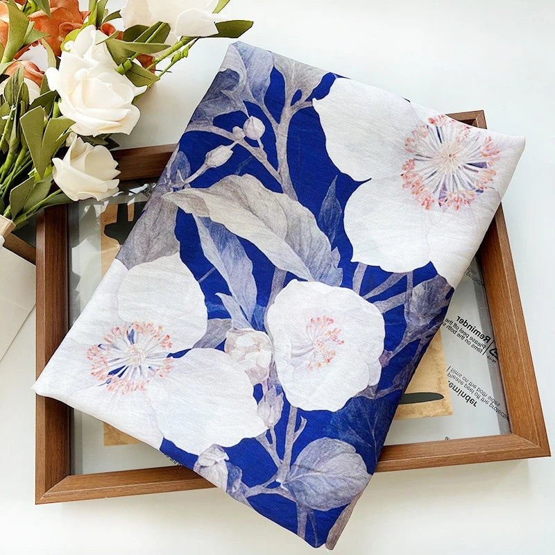 tissu brocart bleu blanc gris imprimé floral fleurs feuilles bricolage maison biodegradable 150cm