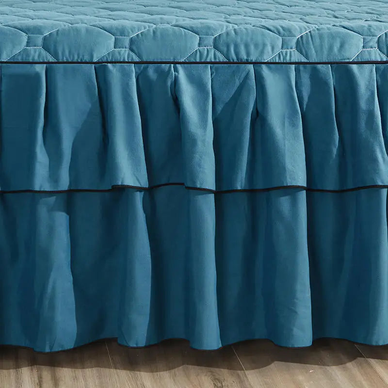 Housse de couette bleu ciel avec jupe décorative dans une chambre moderne