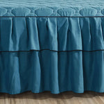 Housse de couette bleu ciel avec jupe décorative dans une chambre moderne