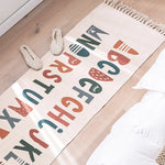 Un tapis de sol décoratif avec un motif coloré et des sandales beiges.