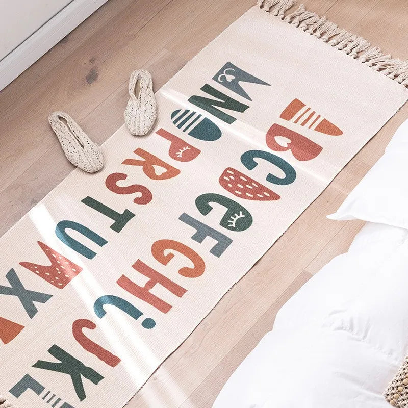 Un tapis de sol décoratif avec un motif coloré et des sandales beiges.