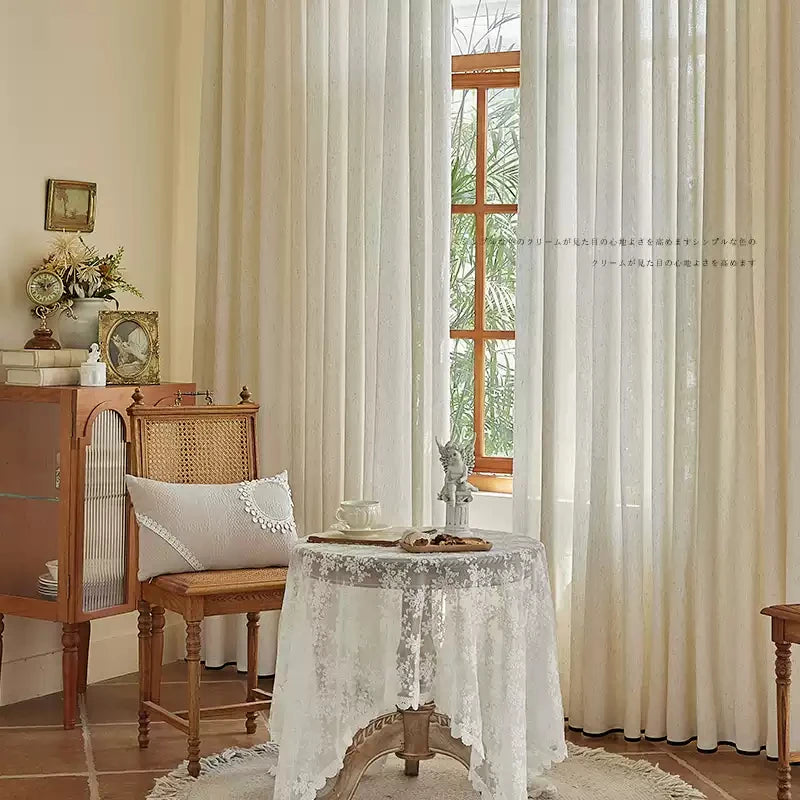 rideaux tulle transparents classiques beige clair ruban noir fleurs séchées horizontaux finement striés salon
