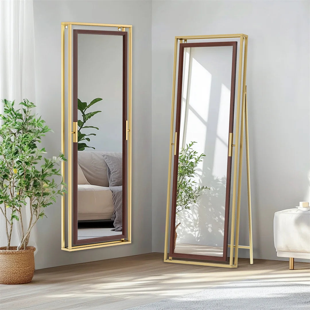 Deux miroirs décoratifs de style contemporain, encadrés de bois et de métal doré, créant une atmosphère élégante et épurée dans la pièce.