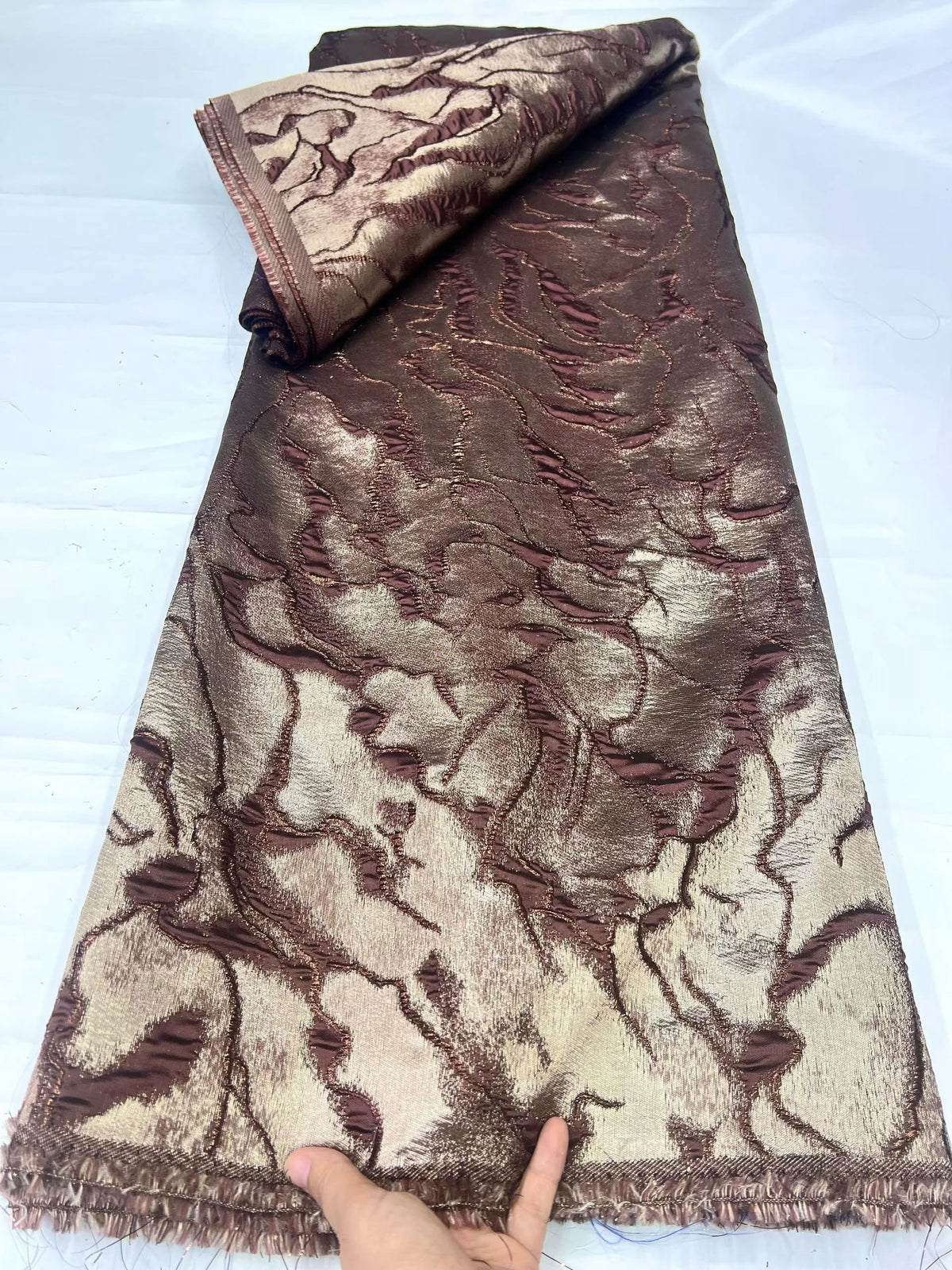 tissu polyester dentelle brocart motifs végétaux brillants couleurs variées bordures dorées soirée événementiel