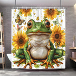 Rideau de douche présentant une grande grenouille verte assise au centre, entourée de tournesols jaunes et de papillons multicolores sur un fond blanc.