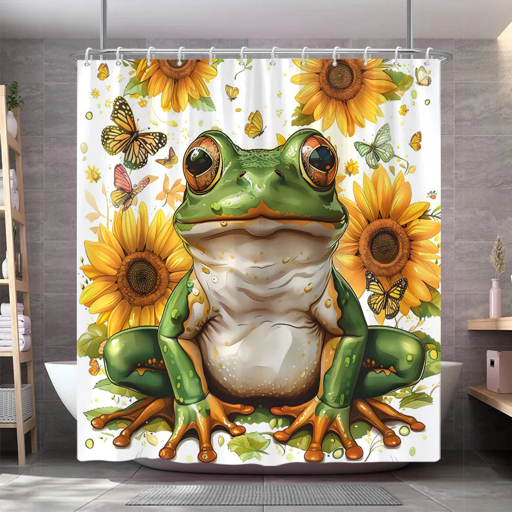 Rideau de douche présentant une grande grenouille verte assise au centre, entourée de tournesols jaunes et de papillons multicolores sur un fond blanc.