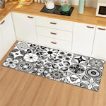 Tapis décoratif avec motif vintage en noir, blanc et gris dans une cuisine moderne avec meubles en bois.