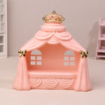 lit poupée princesse banc rose clair couronne rubans fenêtres blances résine