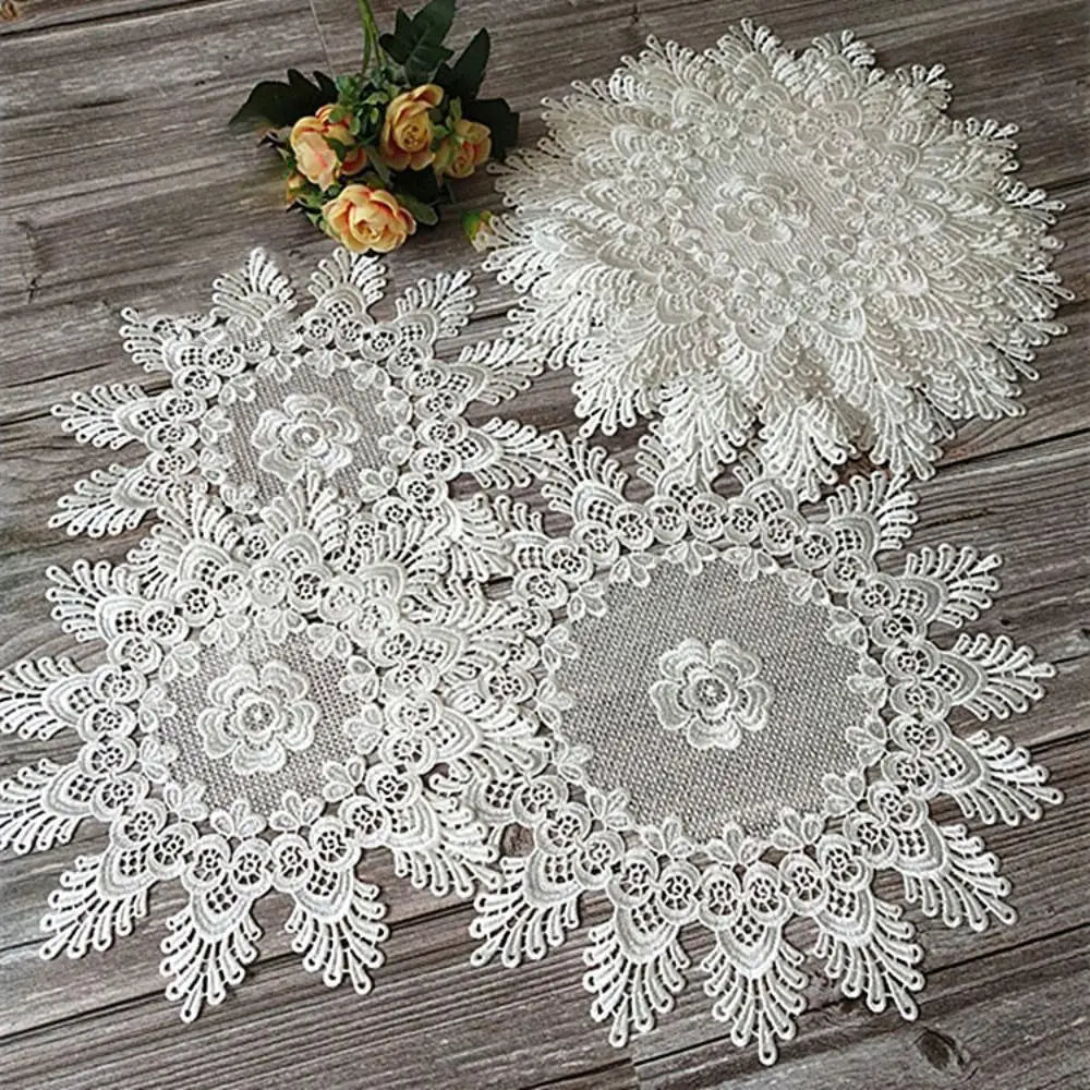 serviettes table dentelle fleurées traditionnelles réutilisables blancs opaques maison fêtes