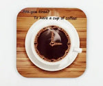 Sous-verre personnalisable en bois protégeant une tasse sur table
