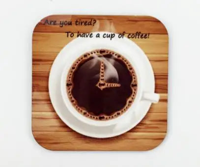 Sous-verre personnalisable en bois protégeant une tasse sur table