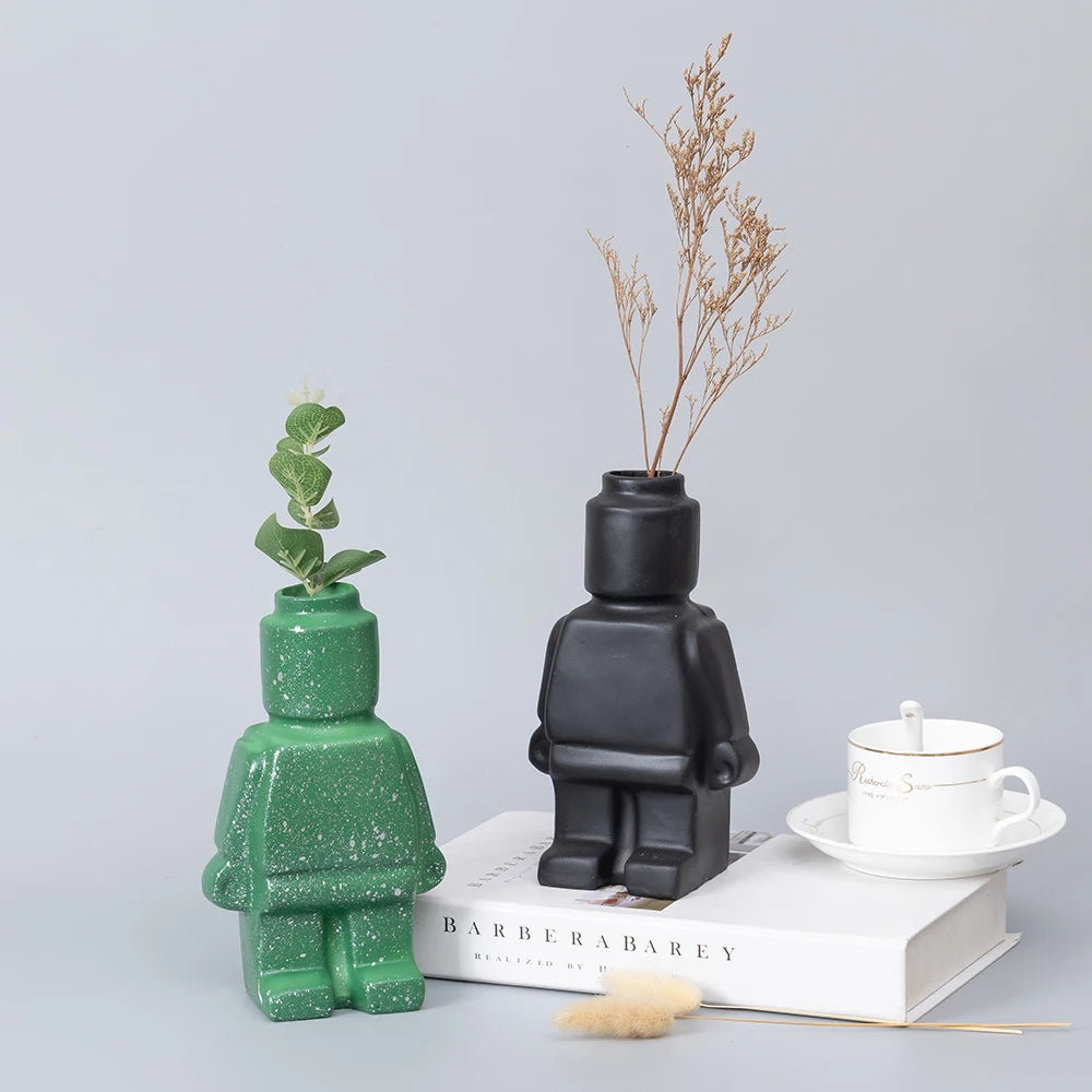 vase moderne figurine lego noir blanc vert fleurs eucalyptus branches cônes pins ludique décoration