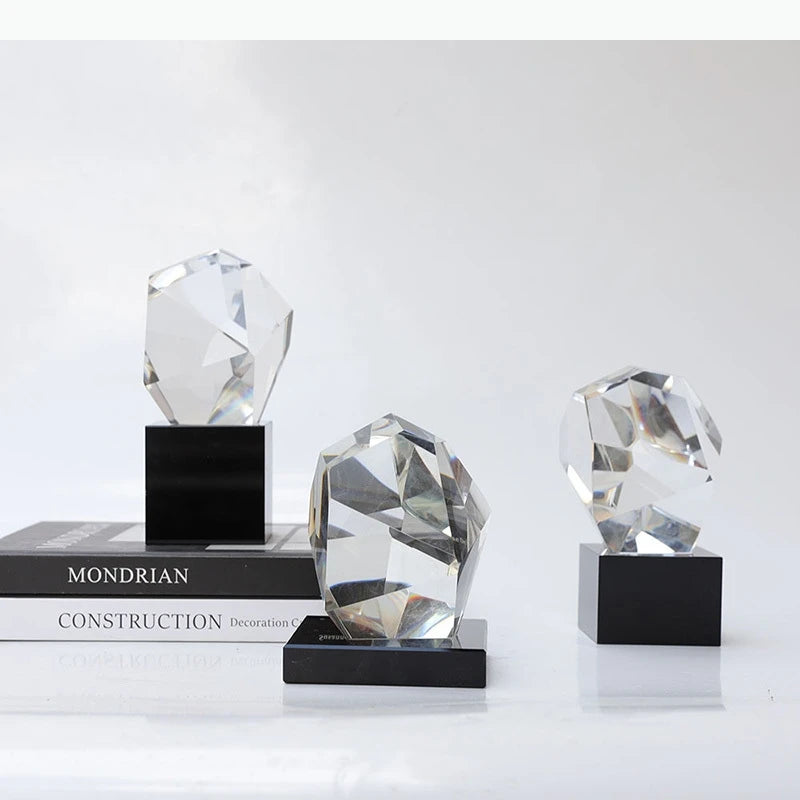 sculpture géométrique transparente contemporaine base carrée noire facettes triangulaires decoration minimaliste moderne