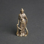 statue bouddhiste miniature dorée traditionnelle relief détails vêtements bronze religieux