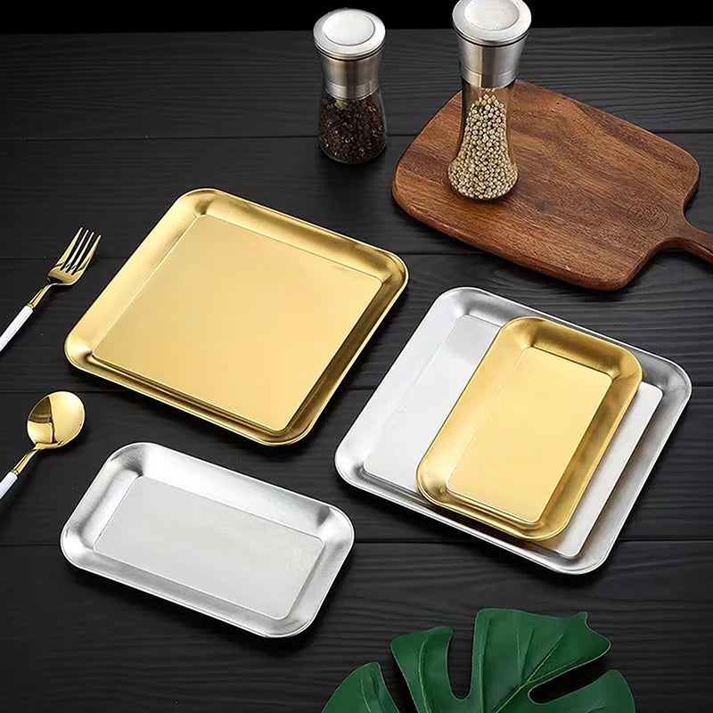assiettes modernes or argent lisses salon décoration fourchettes cuillers