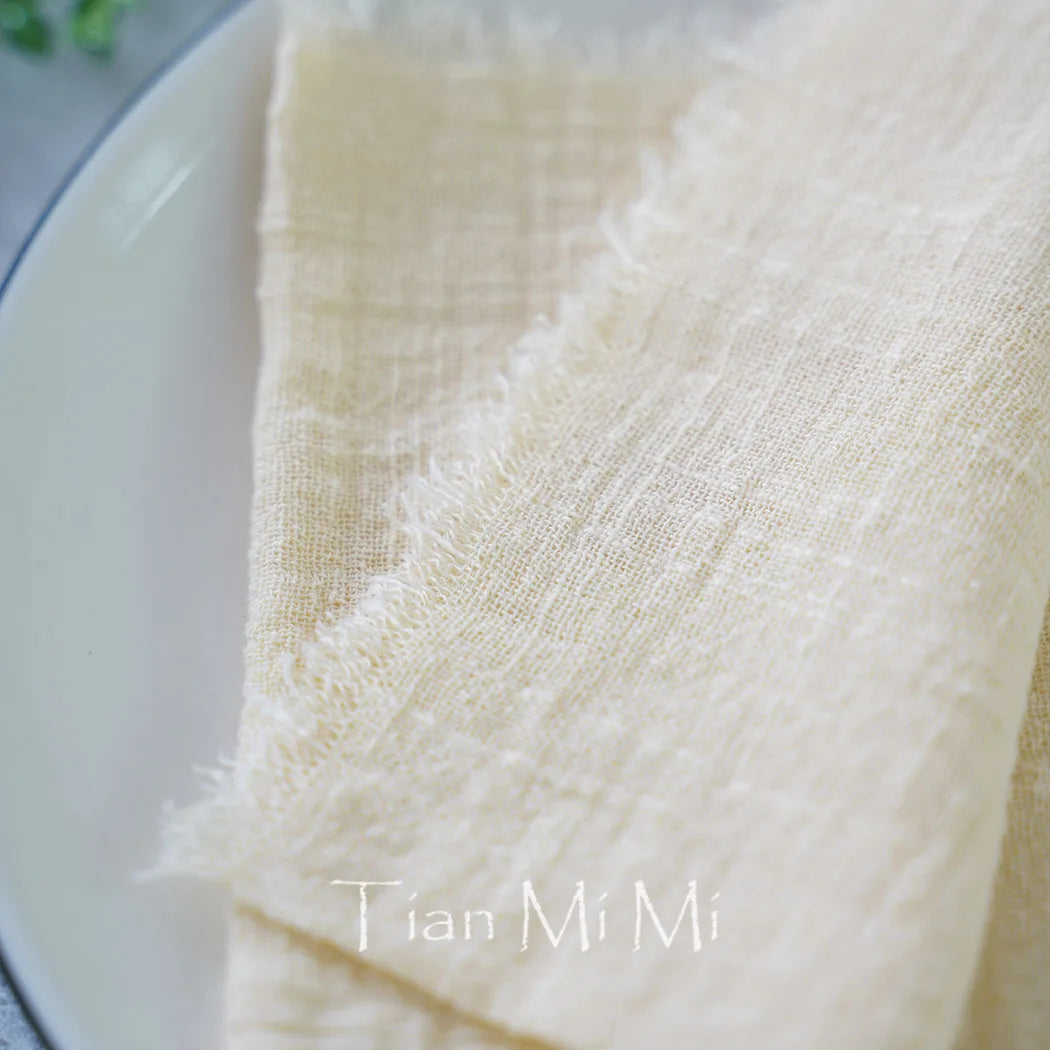 Texture détaillée d'un tissu en lin beige.