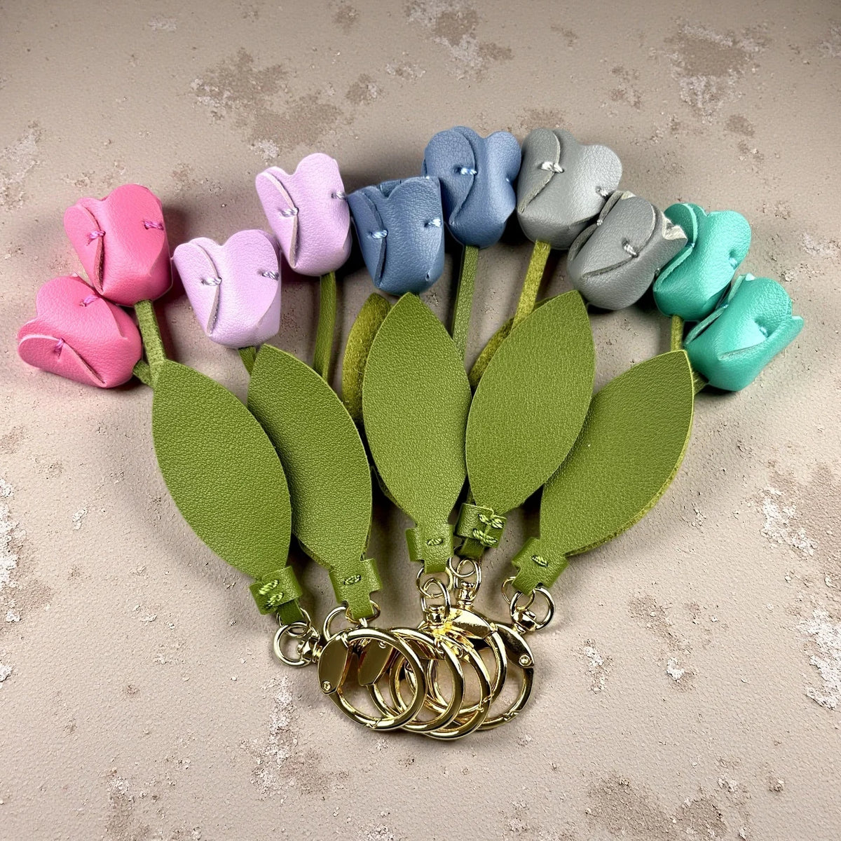 porte clés décoration florale tulipes feuilles vert jaune rose rouge bleu gris violet anneaux
