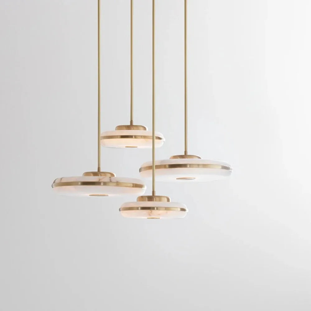 suspension lumineuse moderne marbre doré lumière blanche chaînes métalliques chambre salon restaurant