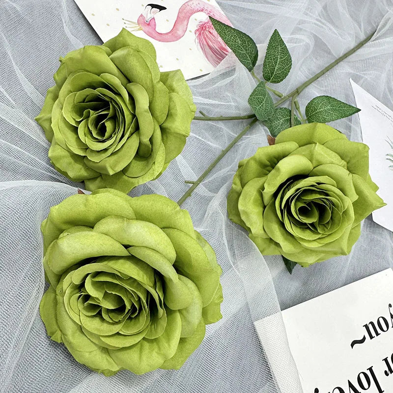 Bouquet roses artificielles soie rouge rose blanc violet feuilles vertes moderne décoration intérieure table