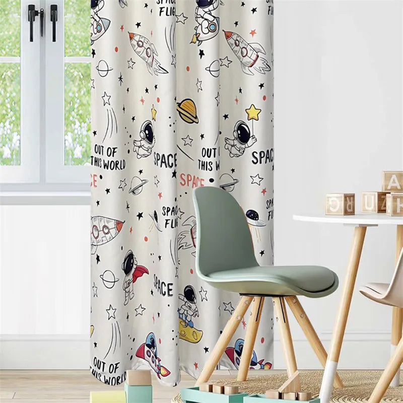 Rideau enfant motif espace et astronaute pour chambre ludique. Décoration de fenêtre originale avec fusées colorées et étoiles. Idéal pour stimuler l'imagination des petits explorateurs. Crée une ambiance galactique et amusante.