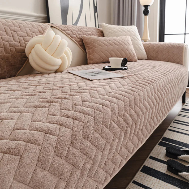 Un canapé moelleux et confortable avec des coussins et des motifs géométriques, créant une atmosphère chaleureuse et élégante dans la pièce.