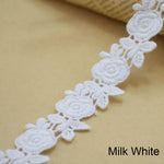 ruban dentelle coton blanc motifs floraux roses feuilles romantique ajouré 2.5cm écologique soluble eau
