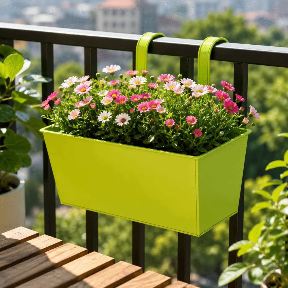 bac fleurs suspendu vert clair noir vert fluo violet anneaux métalliques plante verte différente