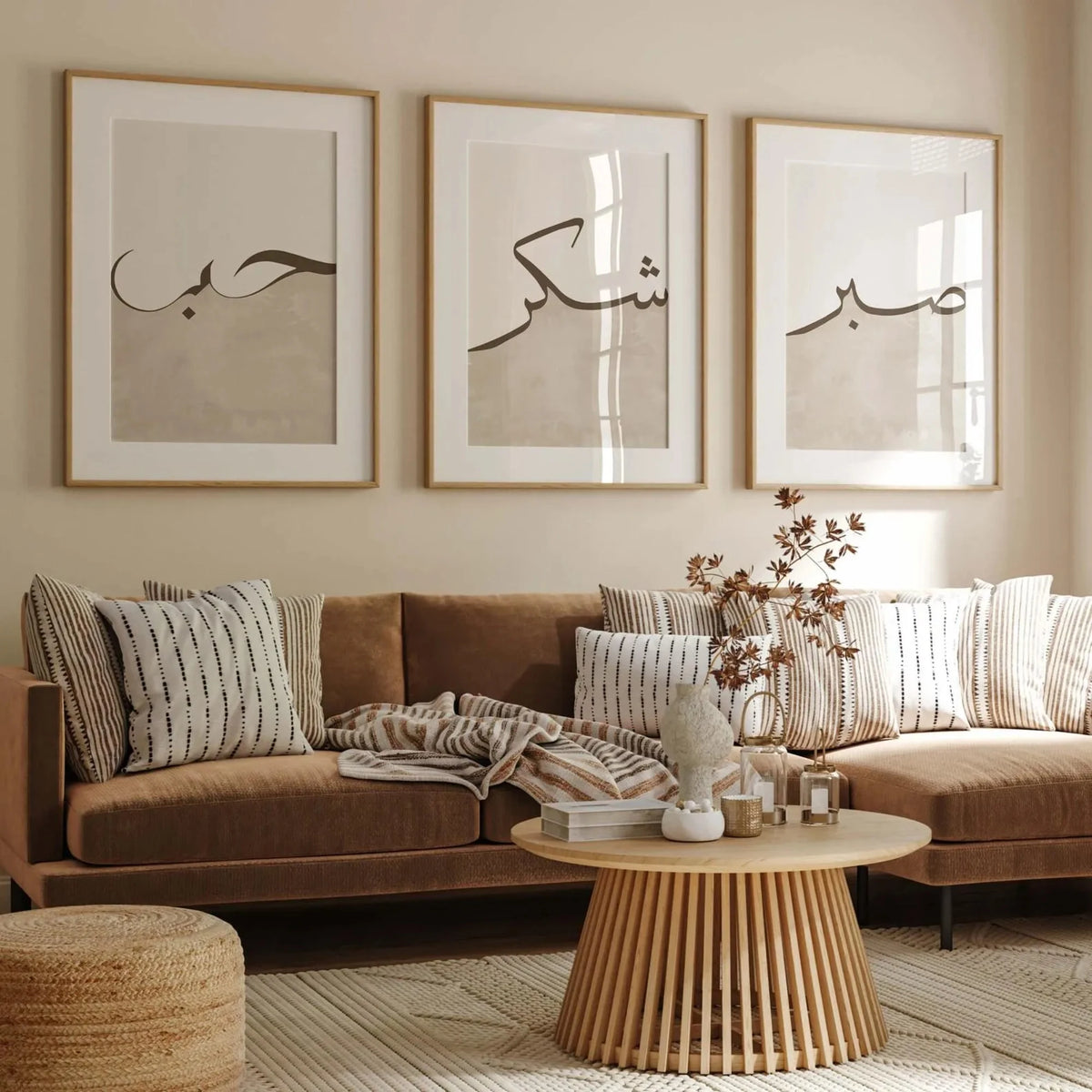 affiche minimaliste calligraphie arabe décoration chambre salon lettres noires fond beige