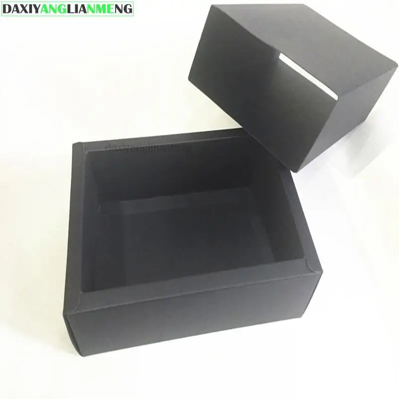 Boîte ouverte montrant l'intérieur 9x6x4cm avec bijoux