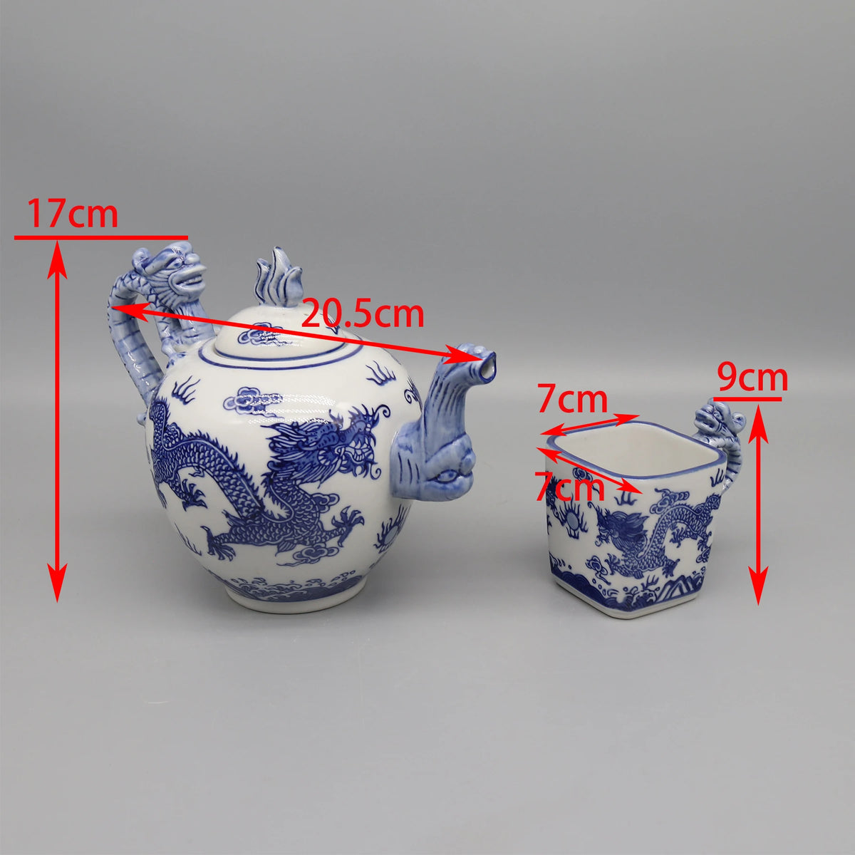 Ensemble de théière et tasse en porcelaine bleu et blanc avec motifs de dragons.