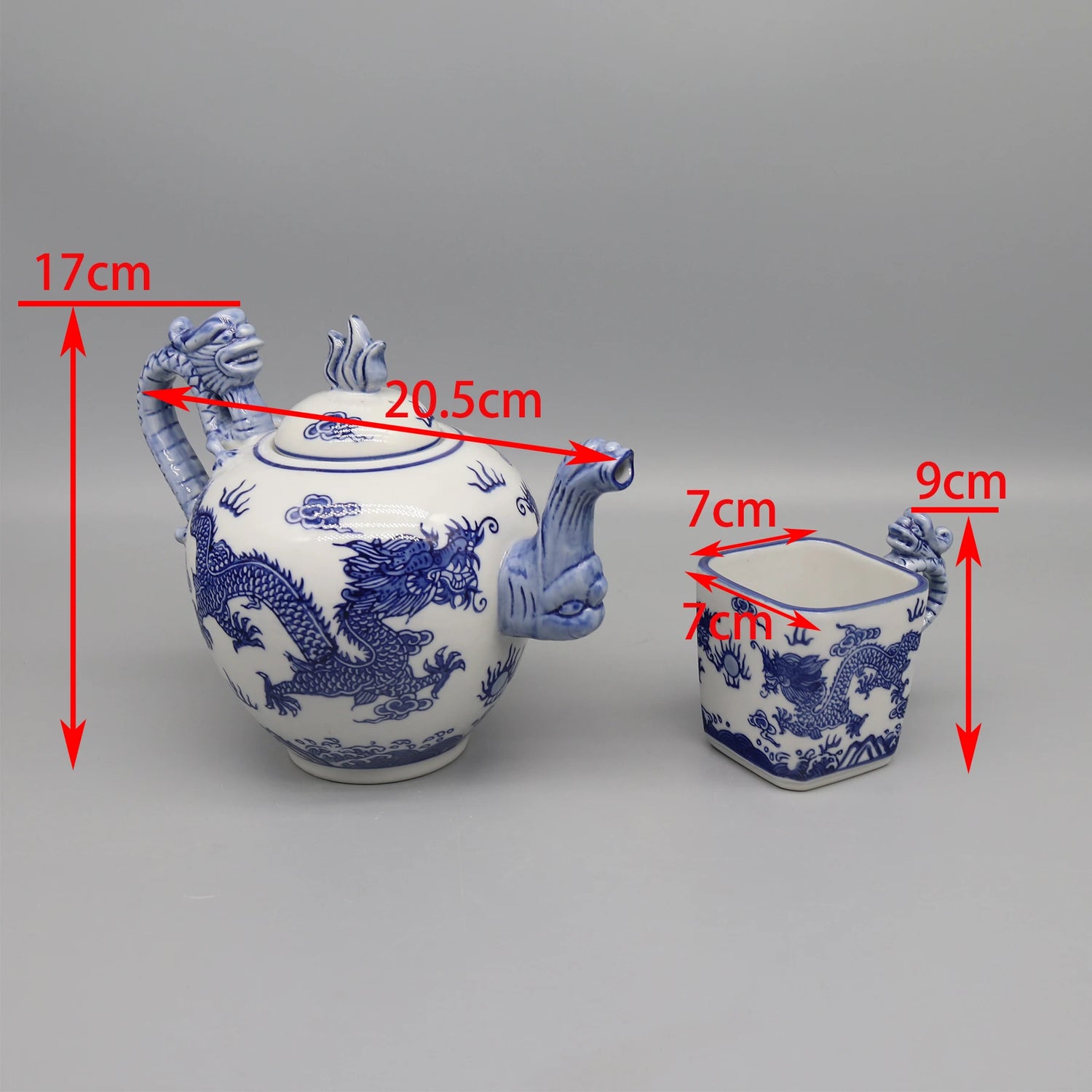 Ensemble de théière et tasse en porcelaine bleu et blanc avec motifs de dragons.