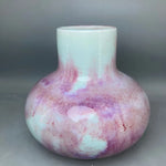 Vase en céramique aux couleurs pastel, avec des tons de violet et de vert pâle, créant un effet marbré élégant.