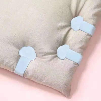 Pinces pour drap de lit en forme de nuage, couleur verte, sur un lit blanc