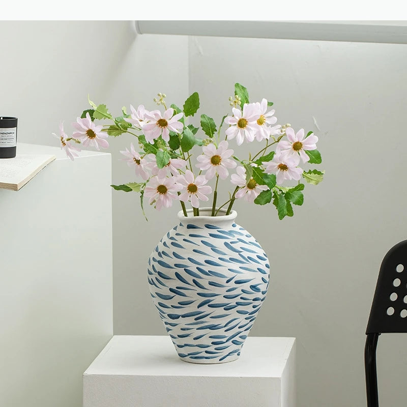 vase moderne blanc bleu rayures taches fleurs artificielles décoration intérieure unique table arrangement floral