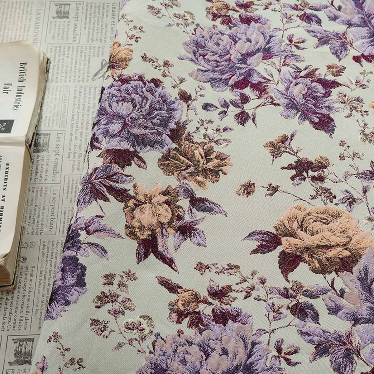 tissu polyester motifs fleurs vintage classique beige violet marron largeur 135cm idéal couture accessoires