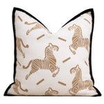 coussin imprimé léopard noir blanc moderne salon décoration canapé carré peluche adhésif