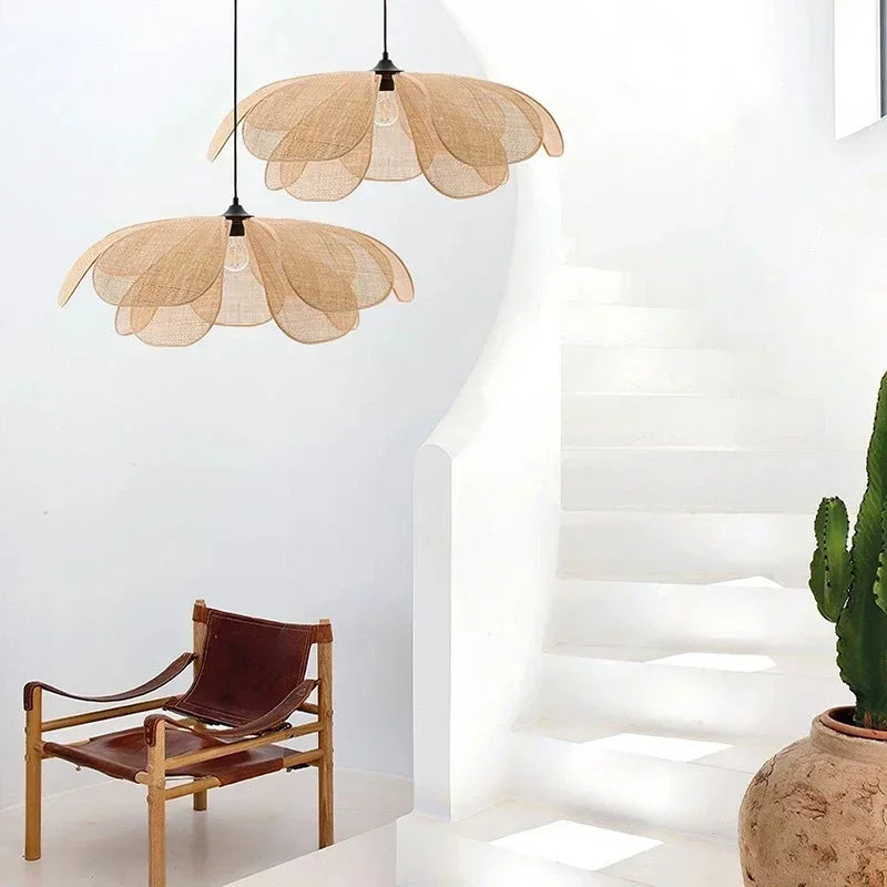Vue rapprochée de la structure en osier de la suspension décorative