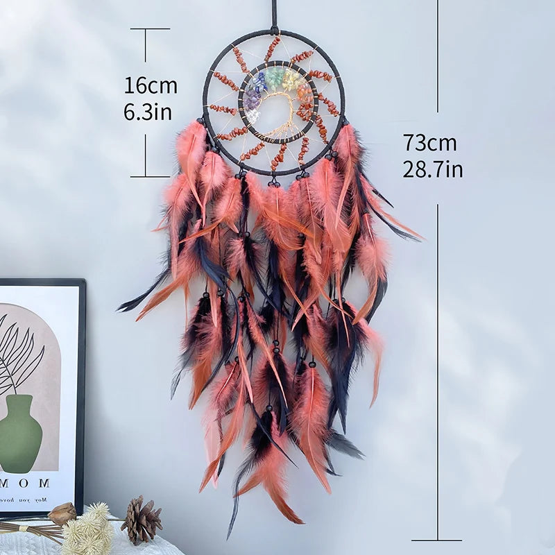 Un capteur de rêves coloré avec des plumes roses et noires, créant une décoration murale unique et bohème.