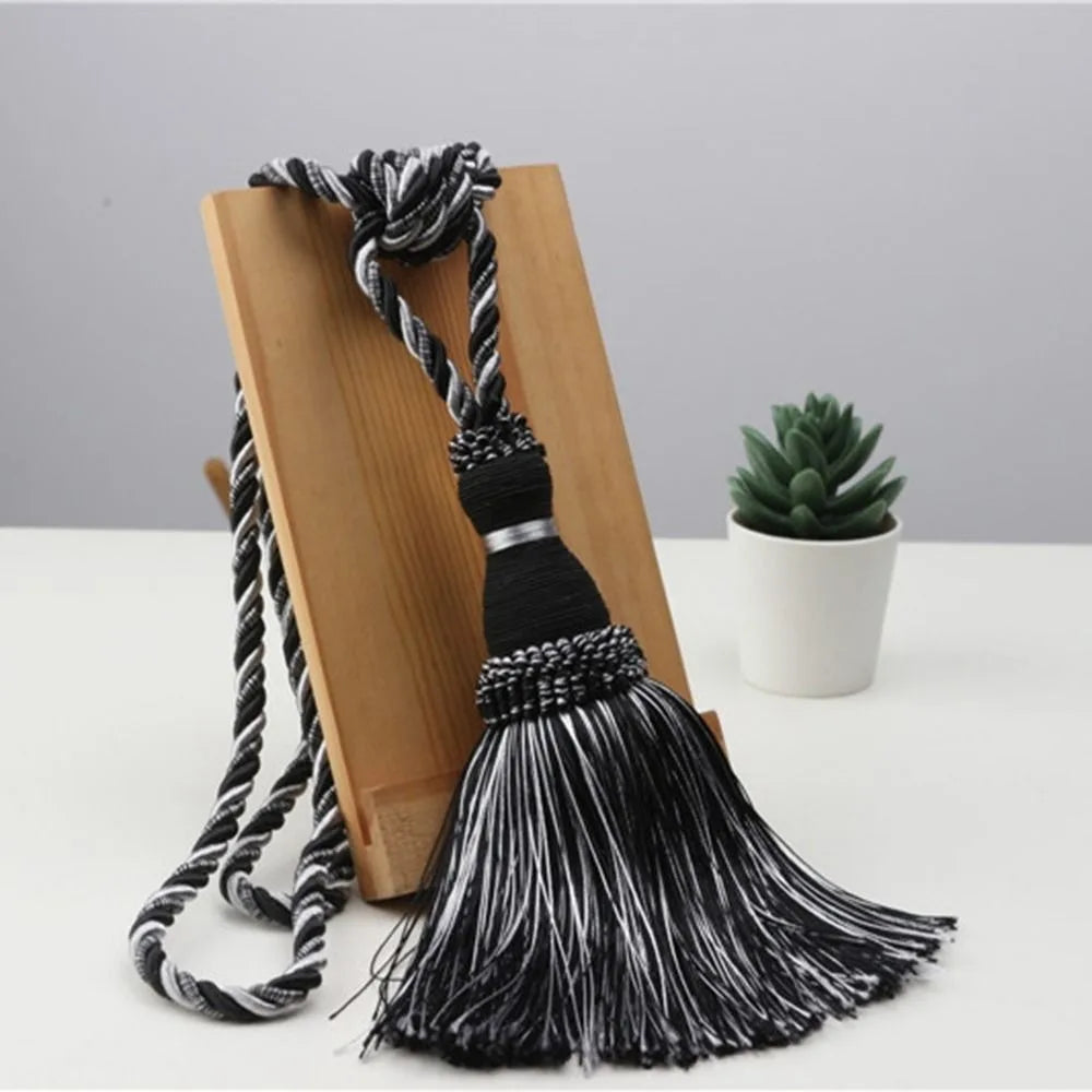 pompons rideau beige gris vert classiques attache bois franges opaques moderne decoration maison