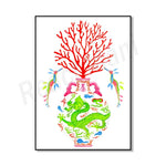 Cette image montre une scène colorée représentant un dragon vert entouré de coraux rouges avec deux oiseaux volant à côté.